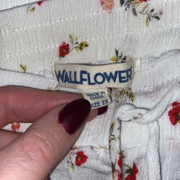 Wallflower Billowy Shorts - Picture 4 of 5